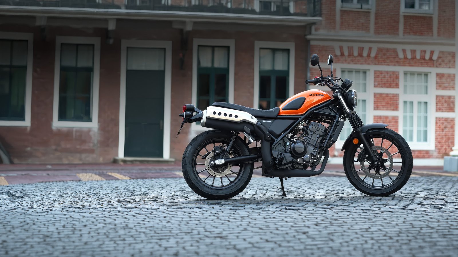 Honda CL300 2026 scrambler en ruta