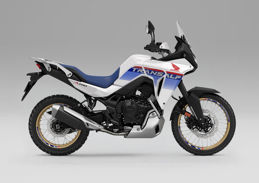 Honda XL750 Transalp 2026, moto adventure negro dorado, vista lateral